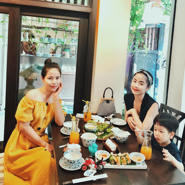 Nam Thương nổi tiếng với làn da trắng và gương mặt đẹp không tì vết. Nhưng khi ngắm mẹ nàng hot girl 9X xứ Thanh, ai cũng hiểu cô nàng này được thừa hưởng từ ai.