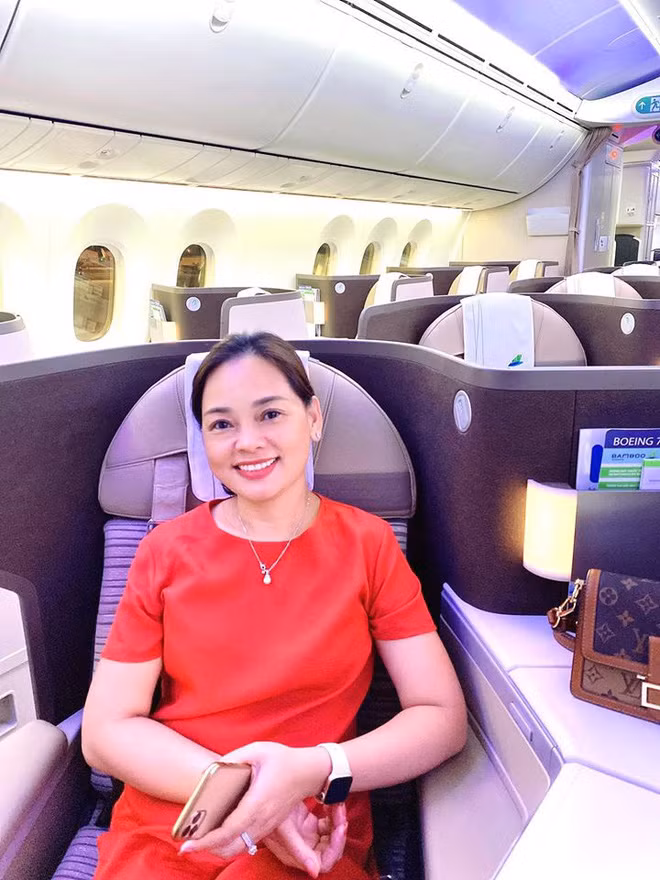 Với ngoại hình "hack tuổi" của cô Thu, chẳng có gì lạ khi vô số người nhầm lẫn 2 mẹ con là 2 chị em.