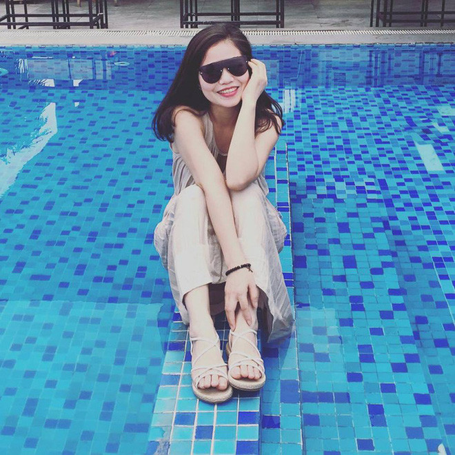 Dù đã lên chức bà ngoại song mẹ Nam Thương vẫn tự tin diện những trang phục trẻ trung, hiện đại và không kém phần sang chảnh.