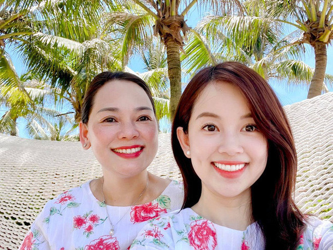 Thường xuyên xuất hiện trên trang cá nhân của con gái, mẹ Ly Kute - cô Diệu Yến (56 tuổi) gây ấn tượng nhờ nhan sắc trẻ trung, quý phái.