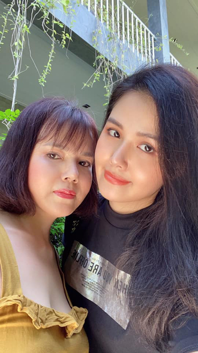 Làn da nhẵn mịn không nếp nhăn, cách ăn mặc thời thượng càng khiến mẹ hot girl Phanh Lee thêm "hack tuổi".