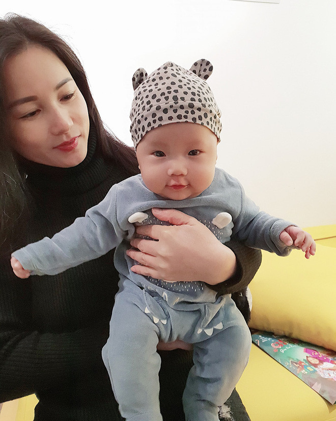 Không xuất hiện quá nhiều nhưng khi có dịp, mẹ vợ JustaTee lại khiến dân tình ố á ngạc nhiên vì độ trẻ trung của mình.