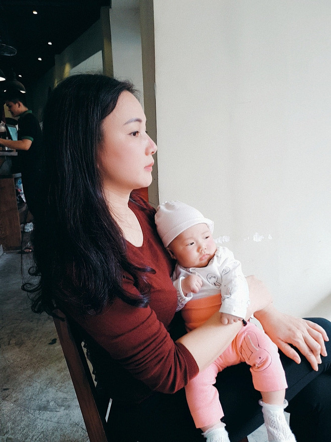 Dù đã lên chức bà ngoại rồi nhưng mẹ Trâm Anh vẫn giữ được làn da trắng mịn căng bóng như thiếu nữ, góc nghiêng thần thánh cùng thần thái cuốn hút thì những người cùng tuổi khó lòng sánh kịp.