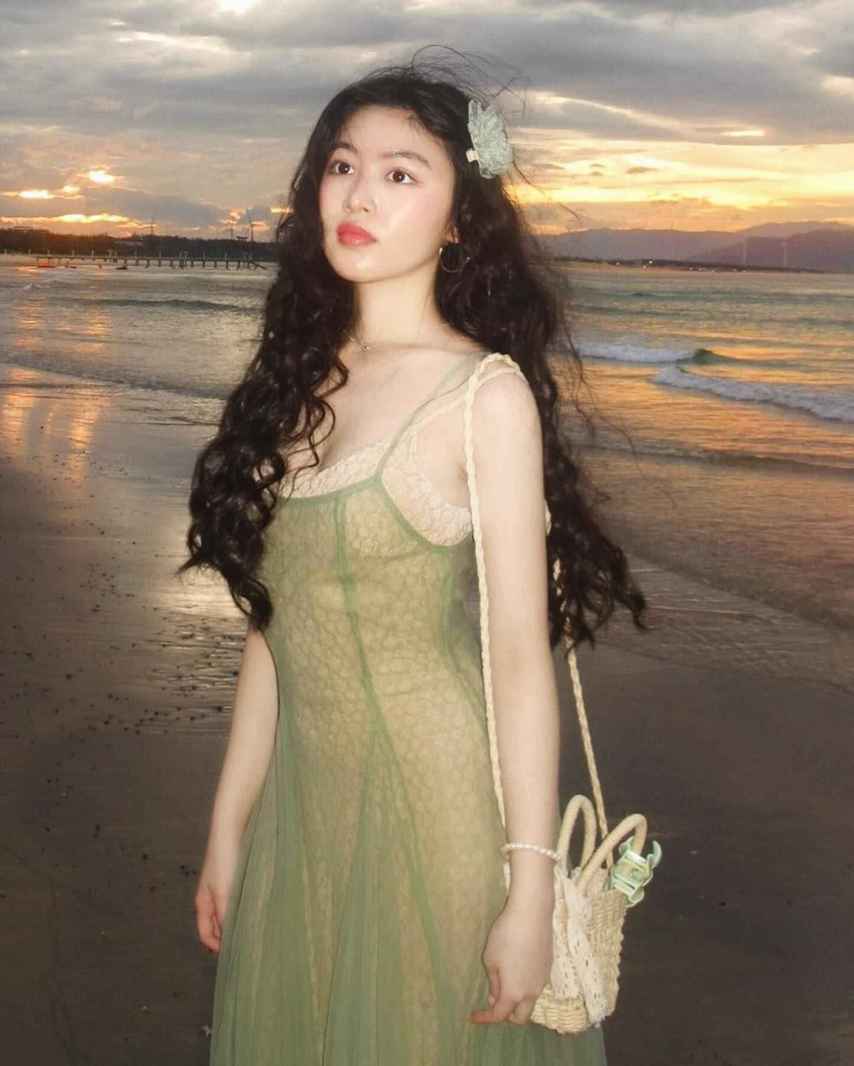 Lần hiểm hoi Lọ Lem lên đồ gợi cảm là khi diện váy sexy đi biển. Mỹ nhân gen Z ghi điểm với visual sáng bừng cùng vòng 1 căng đầy lấp ló.