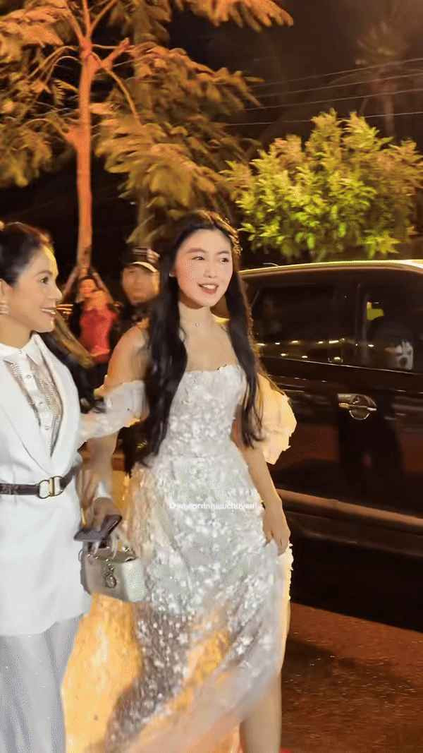 Không chỉ gây ấn tượng nhờ nhan sắc xinh đẹp, mỹ nhân sinh năm 2006 còn khiến dân mạng khó có thể rời mắt với trang phục mang phong cách trưởng thành, quyến rũ hơn.