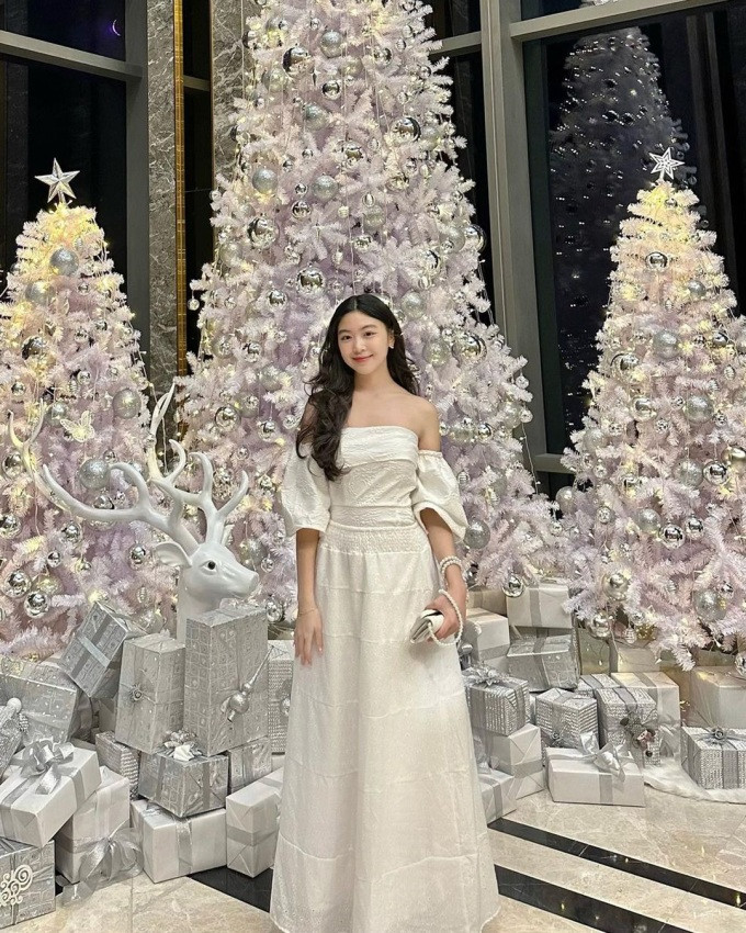 Trước đây, Lọ Lem thường diện những bộ váy mang vẻ nữ tính, điệu đà đúng chuẩn tiểu thư mỗi khi đi dự sự kiện.