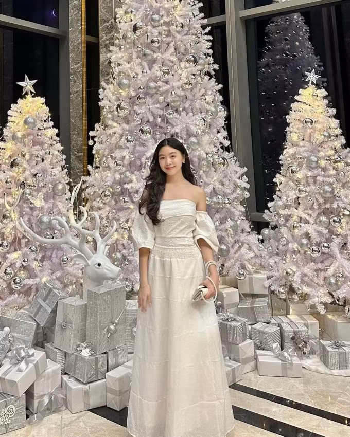 Trước đây, Lọ Lem thường diện những bộ váy mang vẻ nữ tính, điệu đà đúng chuẩn tiểu thư mỗi khi đi dự sự kiện.