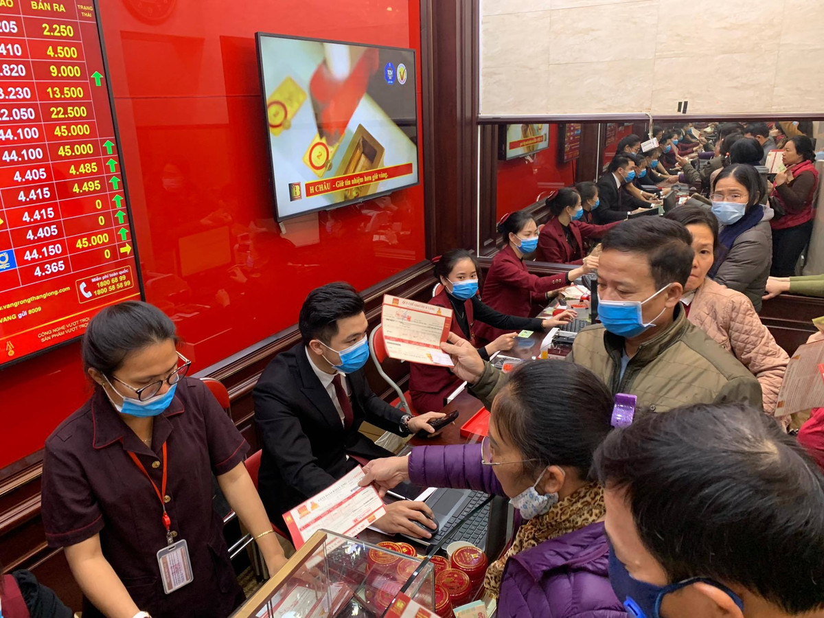 Gia vang hom nay 10/2, om hang, cho thoi chot gia