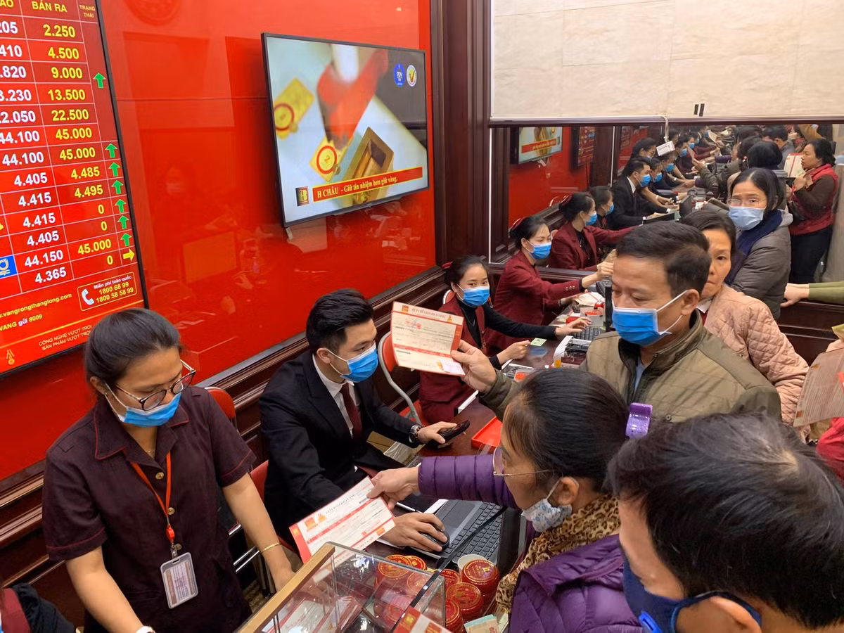 Gia vang hom nay 10/2, om hang, cho thoi chot gia