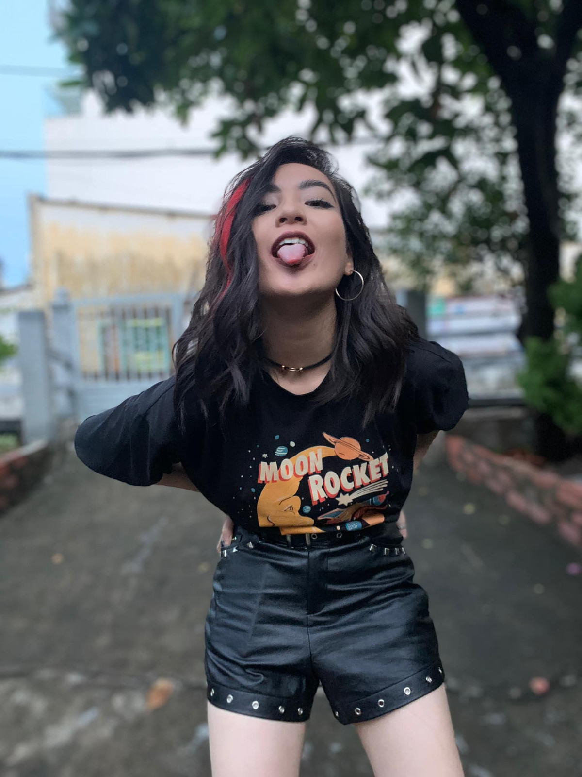 Chưa hết, hot girl Thảo Tâm còn gây chú ý bằng chính bộ cánh khoác lên người khi chọn một chiếc áo phông đen cùng quần da đầy phá cách.