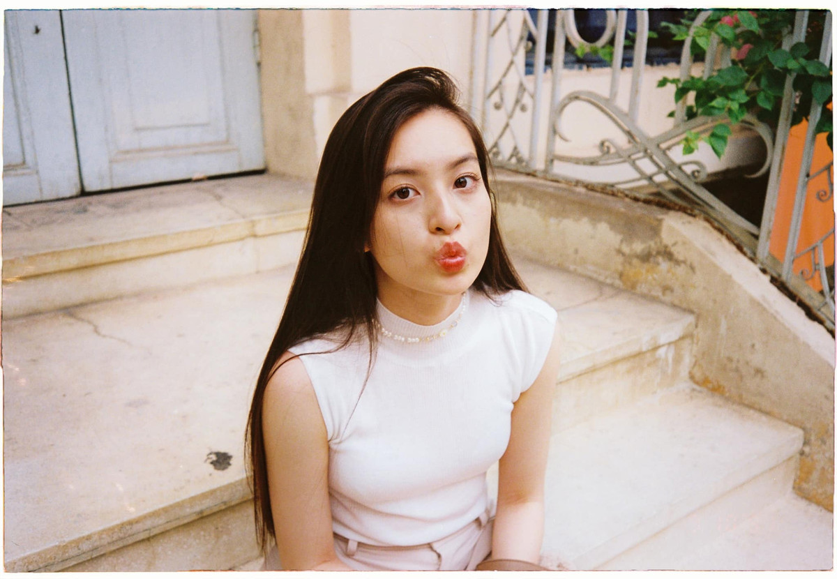 Cách đây chưa lâu, hot girl Mắt biếc tiếp tục đốn tim dân tình bởi loạt biểu cảm dễ thương ngay trên sóng truyền hình, phong cách trò chuyện cùng lối diễn cũng hết sức tự nhiên của cô nàng đã nhanh chóng chiếm trọn trái tim khán giả. Ảnh: Chụp màn hình