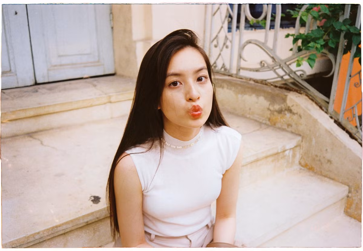 Cách đây chưa lâu, hot girl Mắt biếc tiếp tục đốn tim dân tình bởi loạt biểu cảm dễ thương ngay trên sóng truyền hình, phong cách trò chuyện cùng lối diễn cũng hết sức tự nhiên của cô nàng đã nhanh chóng chiếm trọn trái tim khán giả. Ảnh: Chụp màn hình