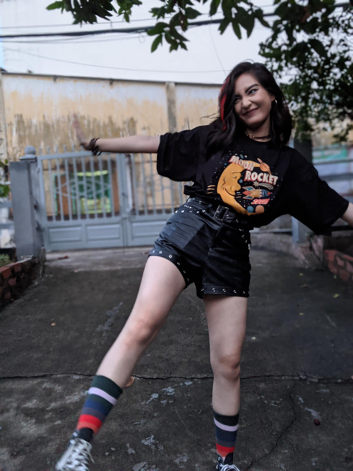 Cụ thể, trên trang cá nhân, Thảo Tâm bất ngờ xuất hiện với hình ảnh phá cách với mái tóc ngắn hơn, xoăn sóng nhẹ và điểm nhấn chính là light tóc màu đỏ.