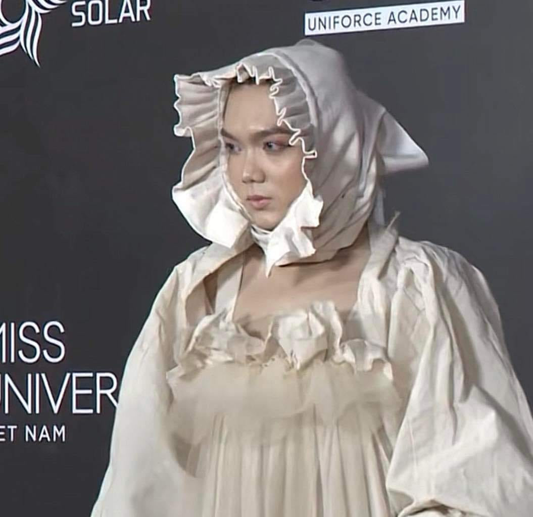 Sau khi đêm chung kết Hoa hậu Hoàn vũ Việt Nam 2022 diễn ra, cư dân mạng lại đang truyền tay nhau những hình ảnh trên thảm đỏ Hoa hậu Hoàn vũ Việt Nam 2022 của TikToker Phạm Thoại.