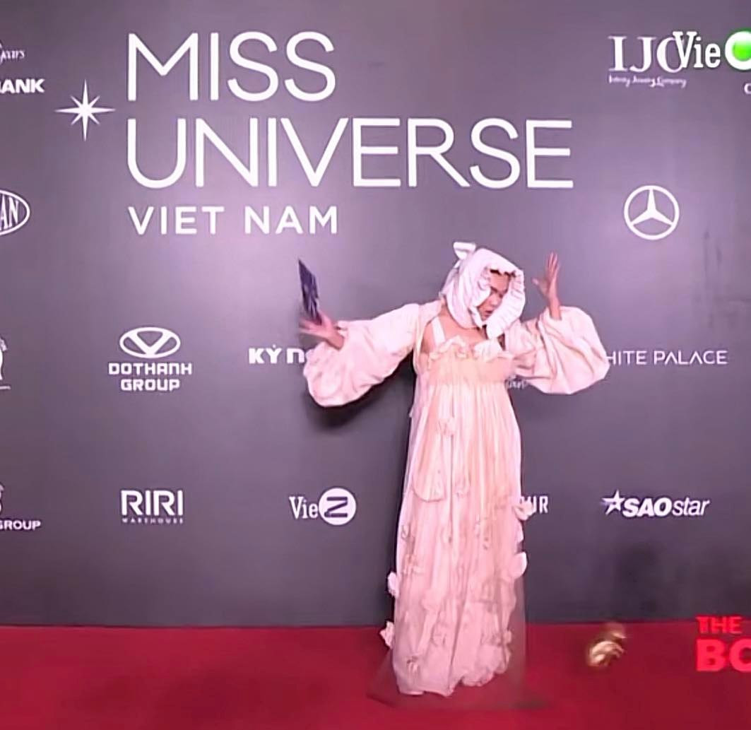 Màn lên đồ đi thảm đỏ của Phạm Thoại gây tranh cãi trên mạng xã hội vì bị cho là lố lăng "ô dề", hoàn toàn không phù hợp với một sự kiện sắc đẹp cấp quốc gia đình đám và uy tín như Hoa hậu Hoàn vũ Việt Nam.