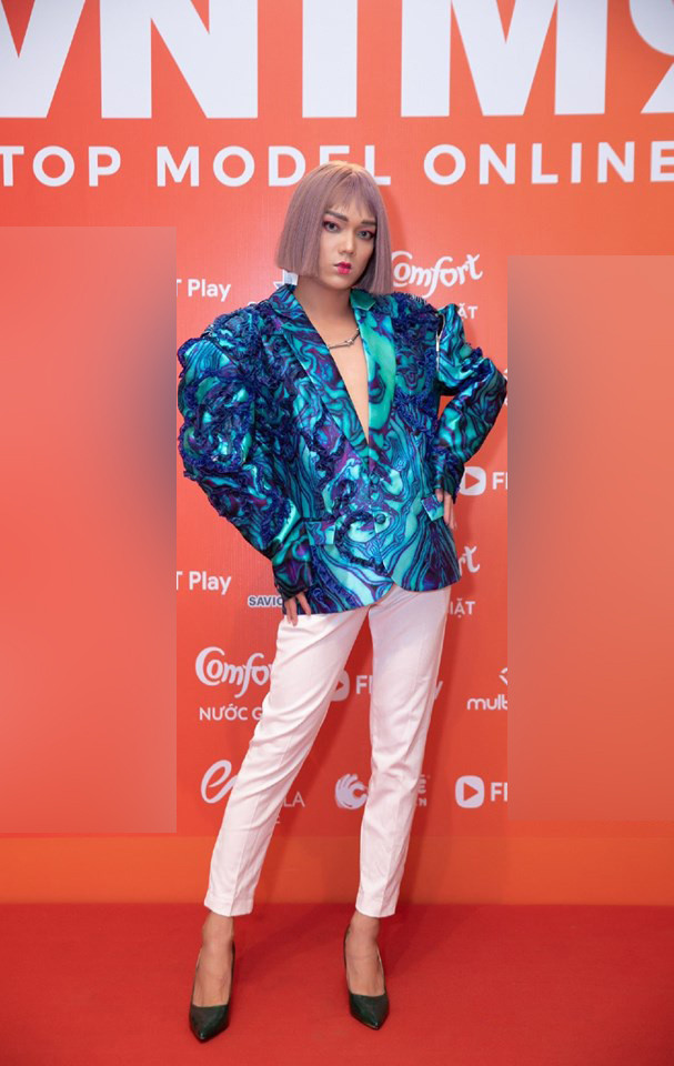 Dẫu vậy, Phạm Thoại cũng làm dấy lên các luồng ý kiến tranh cãi về giá trị của thời trang hay chiêu trò thu hút sự chú ý.