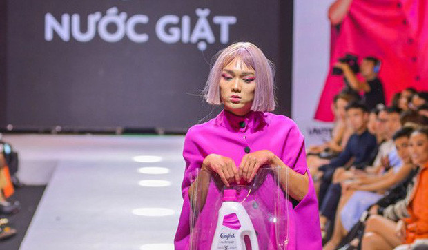 Trang phục quái dị của TikToker gây chú ý tại tuần lễ thời trang.