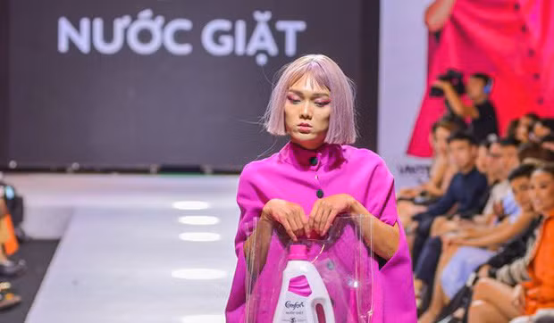 Trang phục quái dị của TikToker gây chú ý tại tuần lễ thời trang.