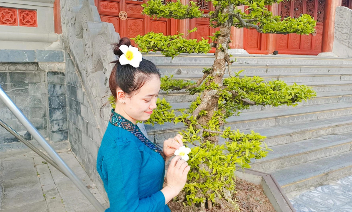 Phonethip Vongsa nói: "Hôm trước em ngồi lướt Facebook, tình cờ biết được đội tuyển U23 Lào đã nhận sự chào đón nhiệt tình từ các cổ động viên (CĐV) Nam Định trước khi họ bước vào trận đấu gặp U23 Singapore. Cụ thể hội cổ động viên Nam Định đã chuẩn bị cờ, băng rôn, khẩu hiệu, in áo mang biểu tượng quốc kỳ Lào để cổ vũ cho các cầu thủ U23 Lào...