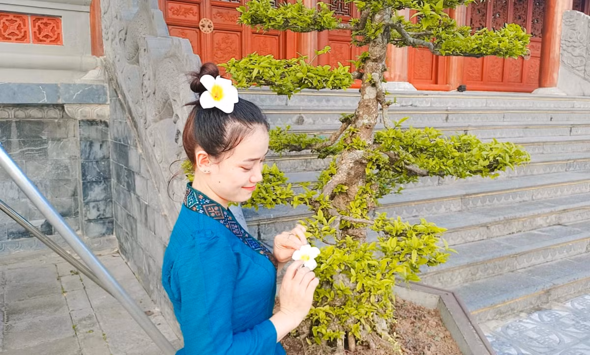 Phonethip Vongsa nói: "Hôm trước em ngồi lướt Facebook, tình cờ biết được đội tuyển U23 Lào đã nhận sự chào đón nhiệt tình từ các cổ động viên (CĐV) Nam Định trước khi họ bước vào trận đấu gặp U23 Singapore. Cụ thể hội cổ động viên Nam Định đã chuẩn bị cờ, băng rôn, khẩu hiệu, in áo mang biểu tượng quốc kỳ Lào để cổ vũ cho các cầu thủ U23 Lào...