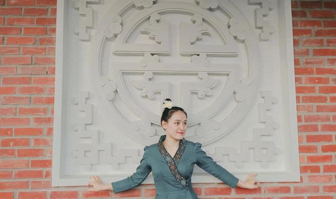 Theo tìm hiểu, chứng kiến CĐV Nam Định chuẩn bị cờ, băng rôn, in áo mang biểu tượng quốc kỳ Lào để cổ vũ U23 Lào, thiếu nữ này quyết định hoà chung dòng người đến cổ vũ đội tuyển quê hương.