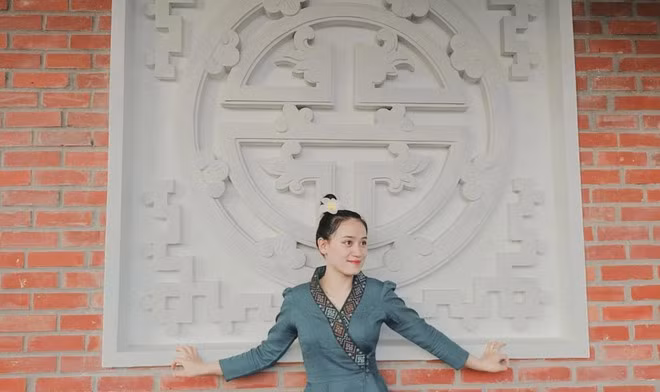 Theo tìm hiểu, chứng kiến CĐV Nam Định chuẩn bị cờ, băng rôn, in áo mang biểu tượng quốc kỳ Lào để cổ vũ U23 Lào, thiếu nữ này quyết định hoà chung dòng người đến cổ vũ đội tuyển quê hương.