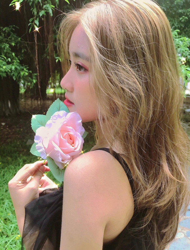 Cùng với đó, cô gái nhảy chính chiếm trọn spotlight trong đoạn clip - người khiến màn cover trở nên siêu "hot" và không thể rời mắt cũng nhanh chóng được dân mạng "truy lùng" danh tính.