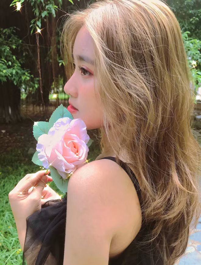 Cùng với đó, cô gái nhảy chính chiếm trọn spotlight trong đoạn clip - người khiến màn cover trở nên siêu "hot" và không thể rời mắt cũng nhanh chóng được dân mạng "truy lùng" danh tính.