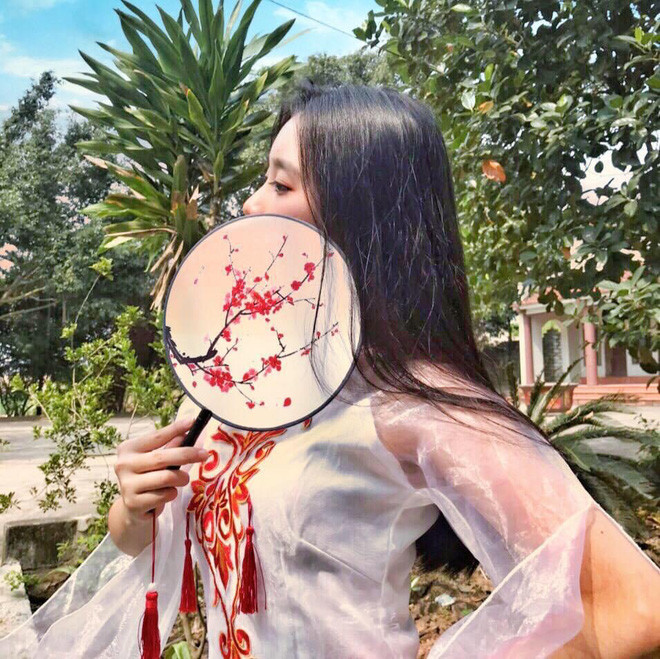 Không chỉ sở hữu nhan sắc xinh xắn, nụ cười tỏa nắng hút mắt, nữ sinh nhảy cover triệu view này còn thực sự có thần thái đỉnh cao khi biểu diễn những động tác vũ đạo cực điêu luyện, không khác gì một vũ công chuyên nghiệp.