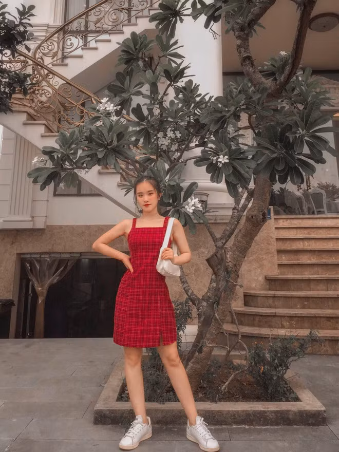 Đặc biệt, Hải Anh đã tốt nghiệp THPT, là tân sinh viên của trường Đại học Mở Hà Nội. Dù đam mê nghệ thuật nhưng nữ sinh Hưng Yên vẫn chọn theo học khoa Kinh tế, ngành Kế toán. Âm nhạc, vũ đạo vẫn là đam mê, một con đường đi riêng song hành với việc học.