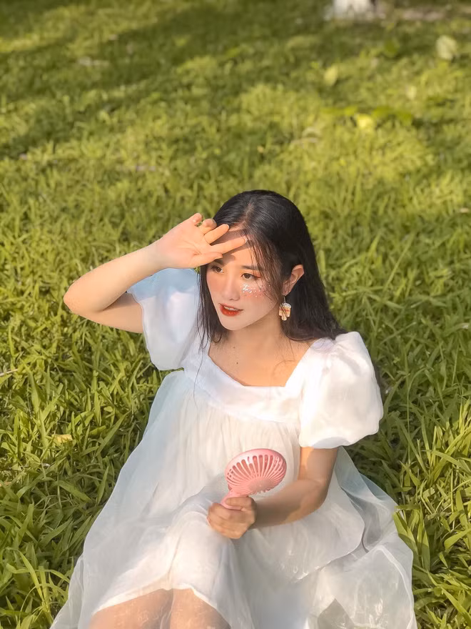 Sau hơn 1 năm, hiện tại, cuộc sống Hải Anh đã có nhiều thay đổi lớn. Nữ sinh này ngày càng trở nên xinh đẹp, đằm thắm hơn.