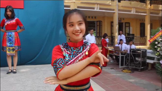 Nu sinh nhay cover ngay khai giang, cuoc song thay doi vi noi tieng