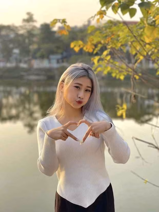 Phương không chỉ có khả năng chuyên môn xuất sắc, mà còn thu hút giới truyền thông và được nhiều người hâm mộ yêu mến nhờ nhan sắc xinh đẹp và trẻ trung.