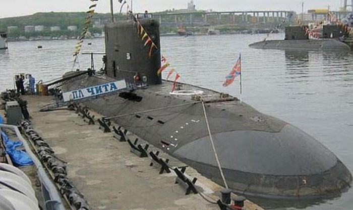  Tàu ngầm Dự án 877 Paltus có chiều dài 73 m, chiều rộng gần 10 m, lượng giãn nước khi lặn hơn 3.000 tấn, nó nhỏ gọn hơn đáng kể so với chiếc Tango - Dự án 641B tiền nhiệm.