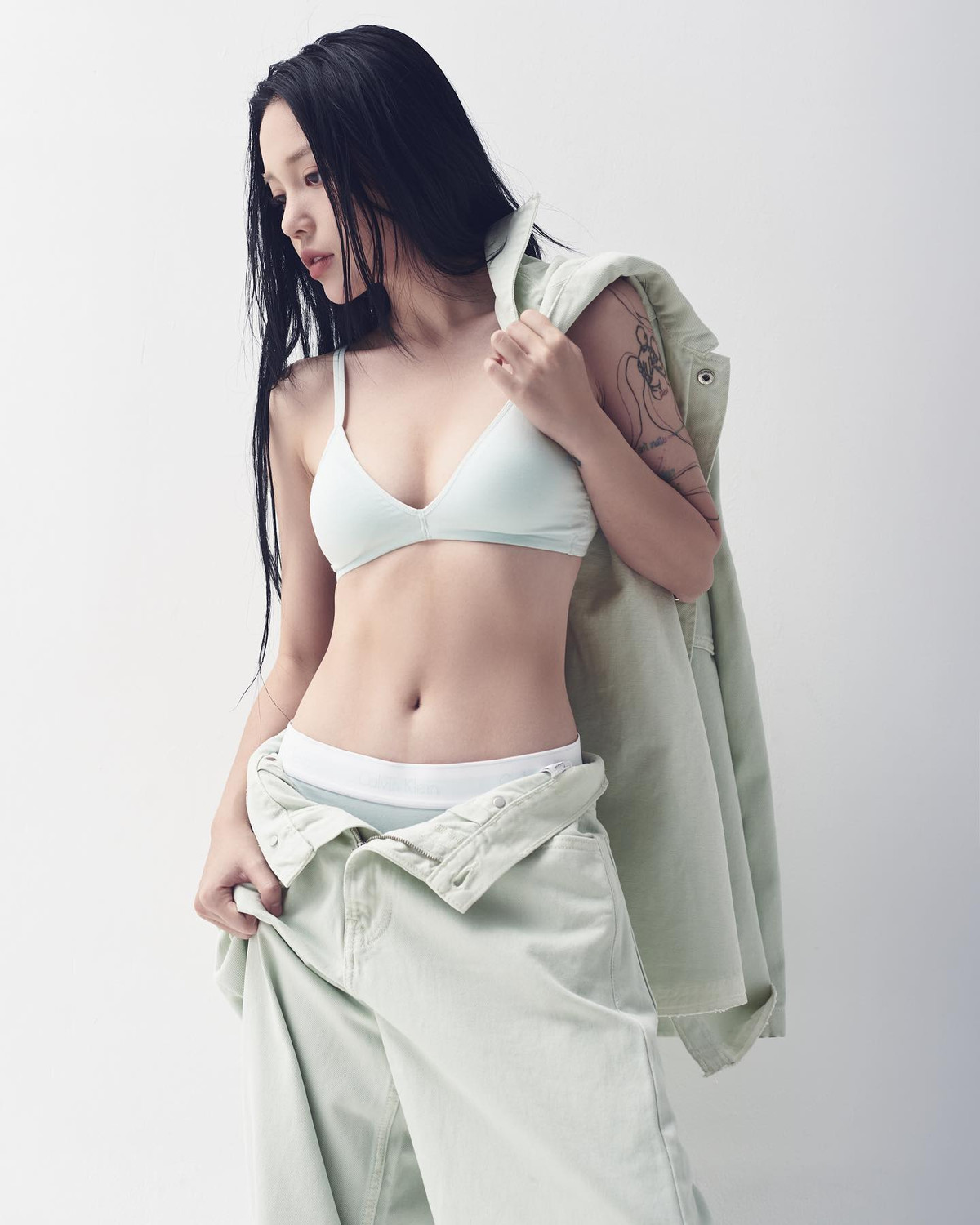 Bên cạnh đó, gương mặt sắc nét cũng là yếu tố giúp Linh Ngọc Đàm thu hút mọi ánh nhìn.