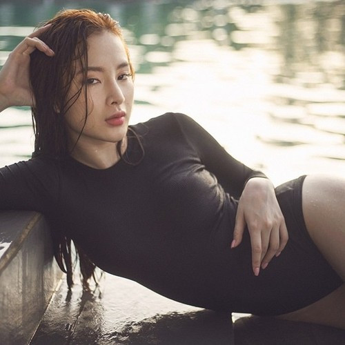 Cách đây khoảng 2 năm, mỹ nhân 30 tuổi nhận vô số ý kiến trái chiều vì "cơ bắp như lực sĩ". Suốt một thời gian dài, cô thường xuyên gây sốc vì hình ảnh không khác gì vận động viên thể hình.