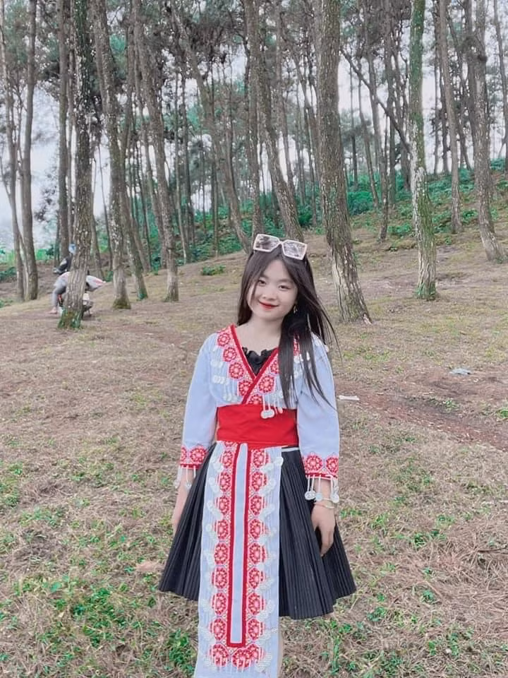 Trong một đoạn clip cảm ơn người hỗ trợ, cô bé còn ngồi vào máy tính giả vờ gõ gõ giống như đang đi làm. Có thể nói cuộc đời cũng Phúng Phính đã hoàn toàn thay đổi kể từ sau khi gặp người hỗ trợ.