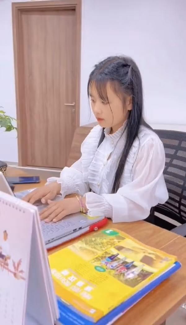 Tuy nhiên với lớp trang điểm đậm cùng trang phục có phần già dặn khiến không ai nhận ra đây là một cô bé mới chỉ 16, 17 tuổi.