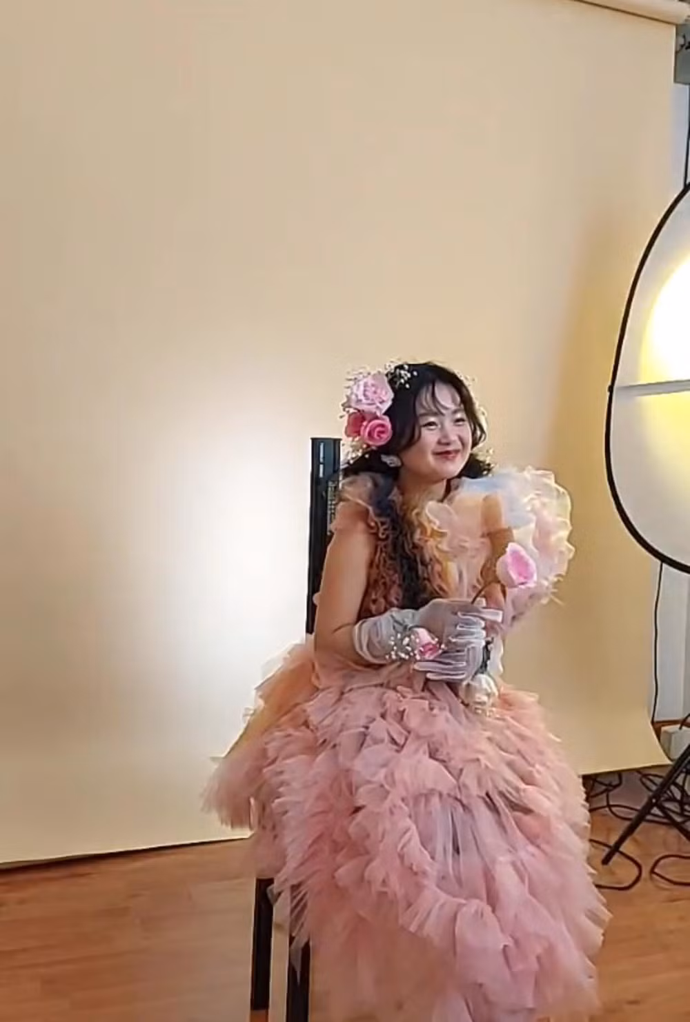 Hầu hết các trang phục này đều được đánh giá không phù hợp với lứa tuổi, khiến bé gái dân tộc đến từ Hà Giang già đi rất nhiều.