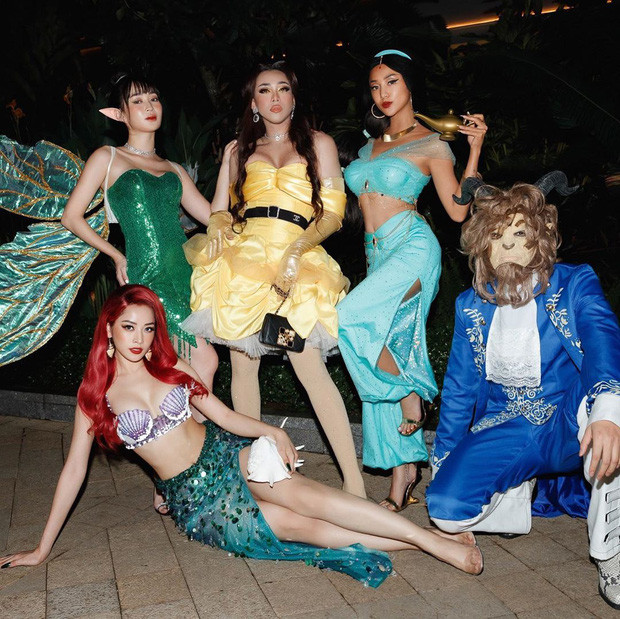 Gây ấn tượng nhất nhì trong loạt hot girl Instagram hóa trang Halloween là hội bạn thân Chi Pu. Nguyên team Chi Pu, Salim, Sun Ht, Hoàng Ku và Kenshj Phạm đã hoá trang thành các nhân vật của Walt Disney Pictures.