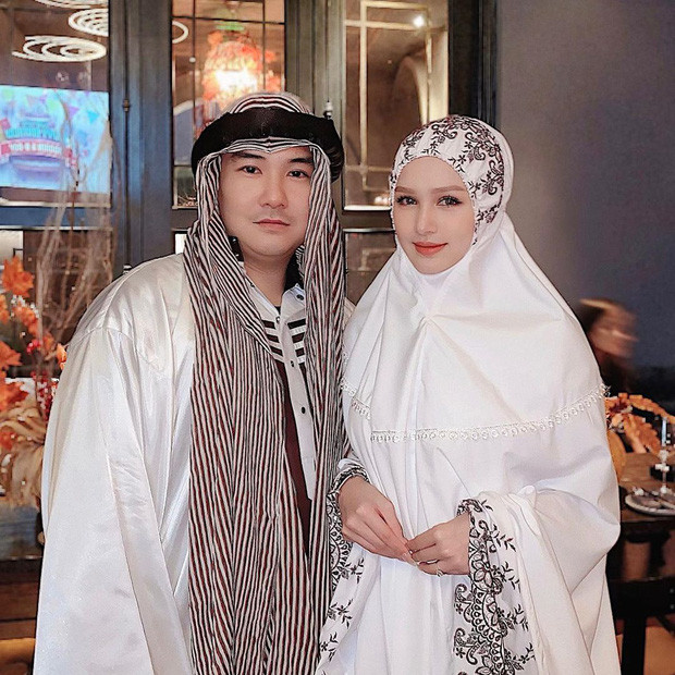 Xemesis và Xoài Non từ cặp đôi streamer - hot girl lại thành đôi vợ chồng người Ả Rập.