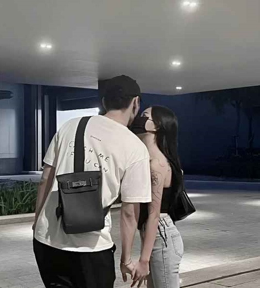 Thời điểm mới công khai người yêu, Linh Ngọc Đàm không tiết lộ nhiều về chuyện tình đặc biệt của mình với bạn trai ngoại quốc.