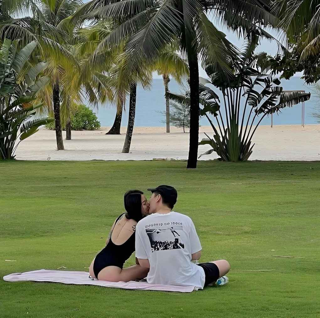 Cặp đôi duy trì trò chuyện đều đặn, tâm sự mọi vấn đề trong cuộc sống nhưng vẫn không ai hỏi hình ảnh hay gia thế của nhau. Nhận thấy Max Shu đã trở thành chỗ dựa tinh thần của mình, cô nàng SN 1996 quyết định sắp xếp công việc và bay ra Hà Nội gặp anh.