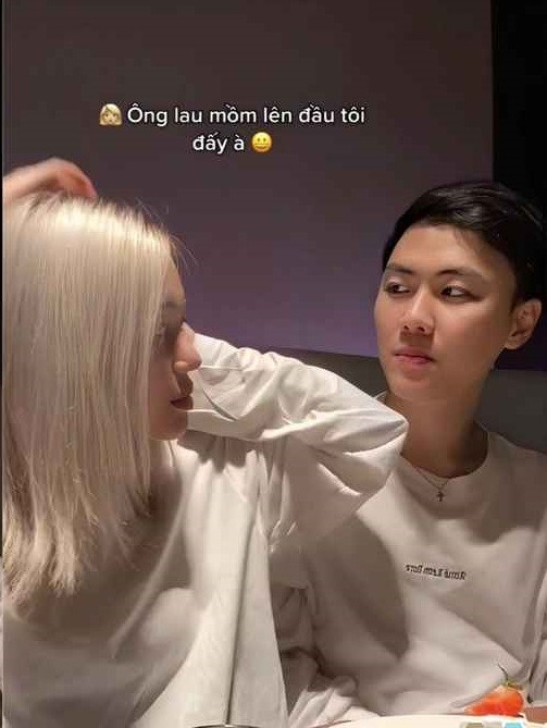 Linh Ngọc Đàm tiết lộ chuyện tình cảm với anh chàng Max Shu vào đầu năm nay. Nữ streamer chia sẻ ban đầu, cả hai biết nhau qua một nền tảng mạng xã hội và chỉ nhắn tin làm quen đơn thuần. Không biết hình ảnh thật của nhau nhưng sau khi trò chuyện, cô và bạn trai đều cảm thấy đối phương có gì đó cuốn hút, muốn tìm hiểu thêm.