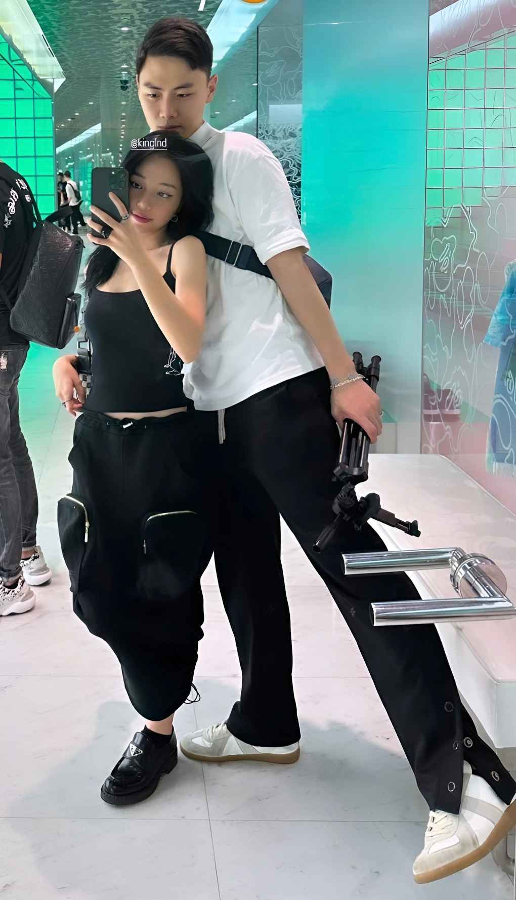 Thời gian gần đây, cả hai thường xuyên sánh đôi, tương tác trên mạng xã hội và thoải mái chia sẻ những khoảnh khắc thú vị, ngọt ngào trước công chúng. Linh Ngọc Đàm cho rằng, khi bước vào một mối quan hệ tình cảm, việc công khai khiến cho nửa kia yên tâm, tin tưởng vào tình yêu của hai người.