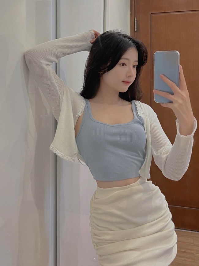 Từ một cô sinh viên bình thường, Lan Hương được mời làm mẫu ảnh, đóng quảng cáo, phim ngắn...