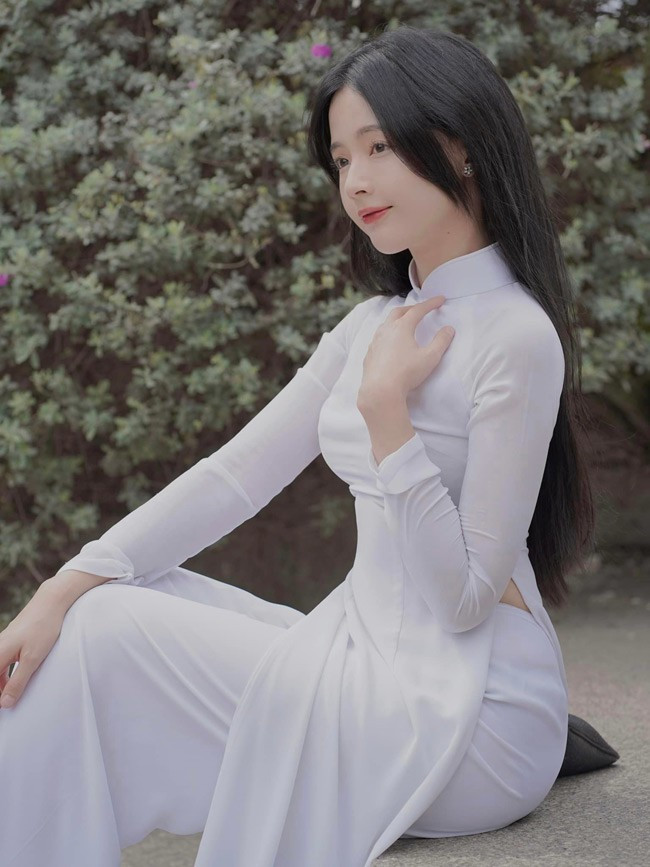 Lan Hương tự tin theo đuổi hình tượng gợi cảm, phóng khoáng, có phần táo bạo.