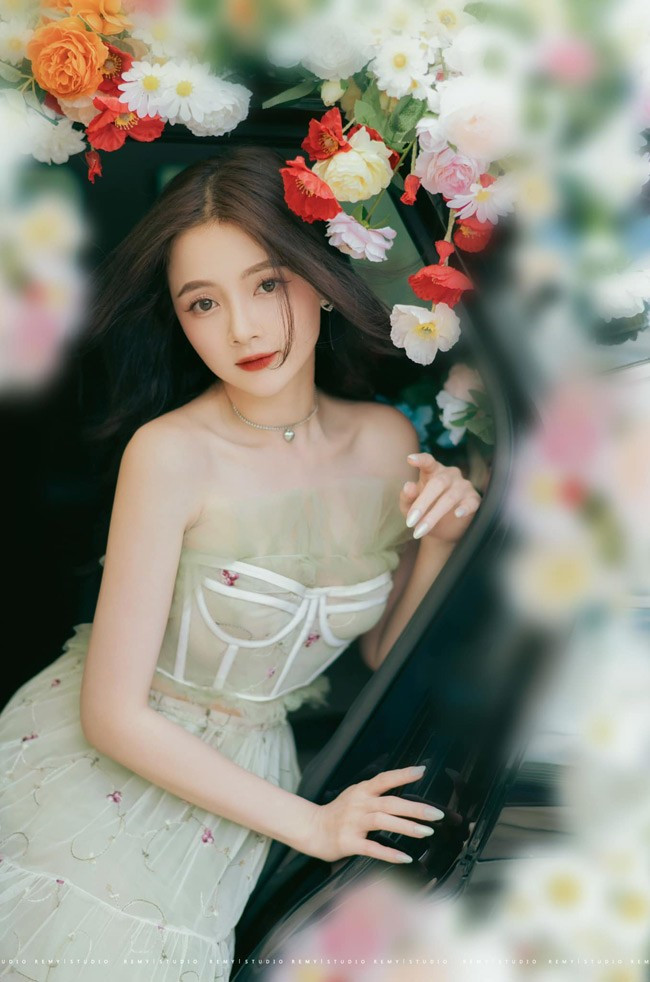 Lan Hương của hiện tại thu hút người nhìn bởi sự trưởng thành và quyến rũ.