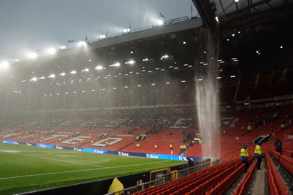 Sân Old Trafford bị dột, các anti-fan của MU được phen chế giễu San Old Trafford bi dot, cac anti-fan cua MU duoc phen che gieu