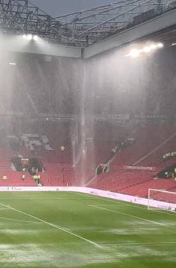 Toàn bộ cảnh tượng dột nát của Man Utd chiều 12/5 diễn ra trước mắt chủ sở hữu mới Jim Ratcliffe. Tỷ phú Anh đã cam kết chi khoảng 300 triệu USD để nâng cấp sân đấu và khu tập huấn hè này. Người hâm mộ Man Utd thì đang kêu gọi ông chi đậm hơn để xây một sân "Wembley mới ở phương Bắc".